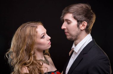 Birbirine bakan bir çift.