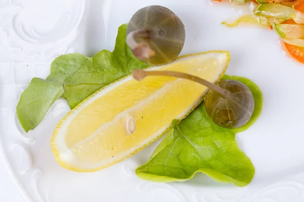 Lemon with green salad — Stock Photo, Image