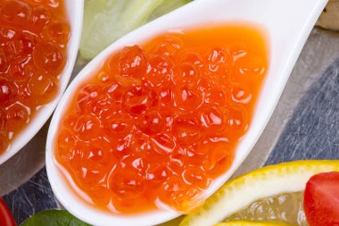 Kiraz domates ve sebze ile kırmızı havyar