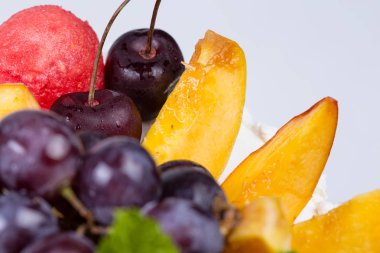 Üzüm ve şeftali dilimleri