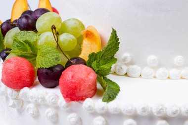 Tatlı meyve üzerinde beyaz düğün pastası