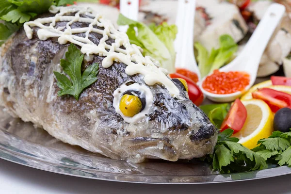 鱼子酱和蔬菜的海牛头 — 图库照片