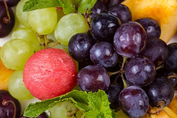 Surtido de frutas: uvas y melón — Foto de Stock