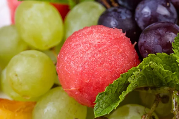 Bandeja de frutas - uvas y sandía — Foto de Stock