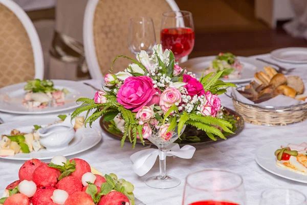 Decoration of banquet - flowers on table — Stock Photo, Image