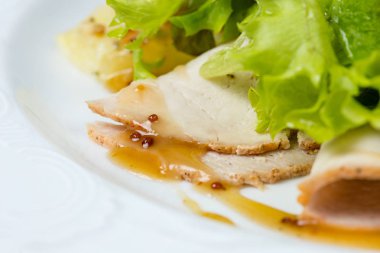 Dilim jambon ve yeşil salata