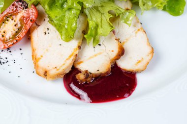 Dilim jambon ve meyve sos