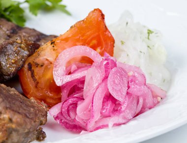 Soğan, sebze ve şiş kebap