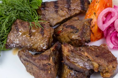 Barbekü sığır eti ve ızgara sebzeler