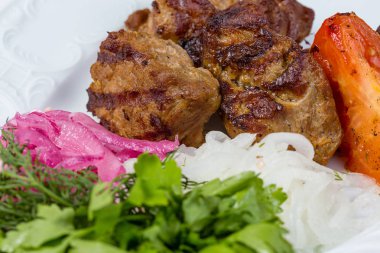 Soğan, maydanoz ve Domuz Kebap