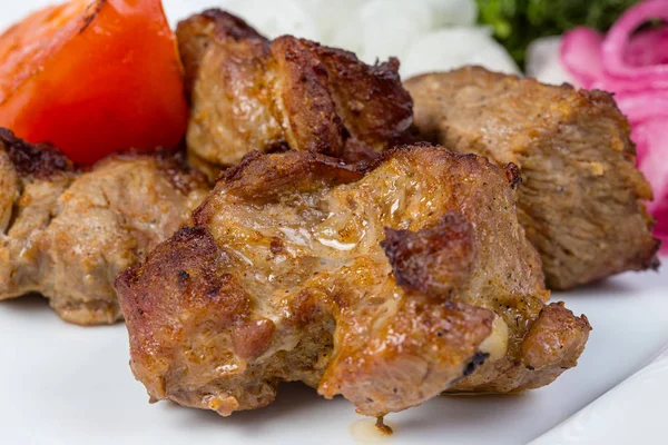 Barbekü domuz eti ve ızgara sebzeler