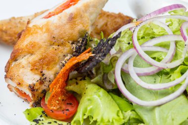 Tavuk dolma biber ve sebze rulo