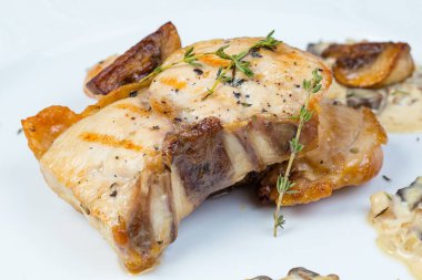 Izgara tavuk fileto ve mantar sos ile