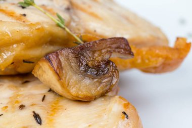 Mantar soslu ızgara tavuk fileto