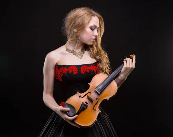 Menina loira em vestido de concerto com o violino — Fotografia de Stock