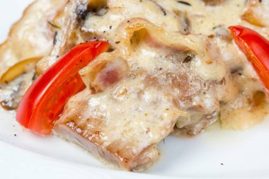 Mantarlı salata, sığır eti ve domates