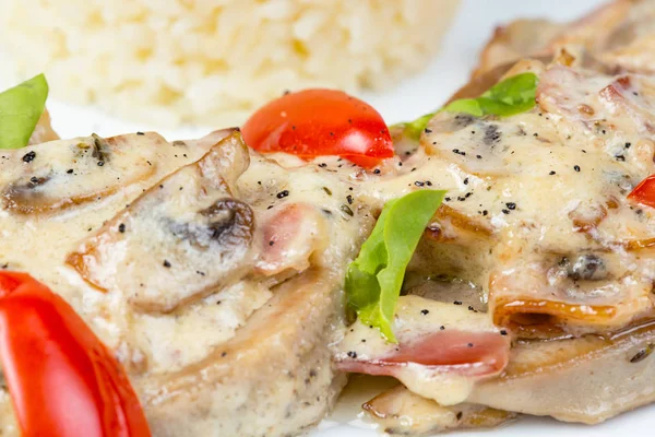 Ensalada con champiñones y lengua de res — Foto de Stock