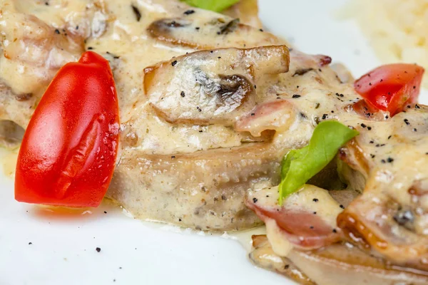 Sığır eti, sos ve sebzeli salata