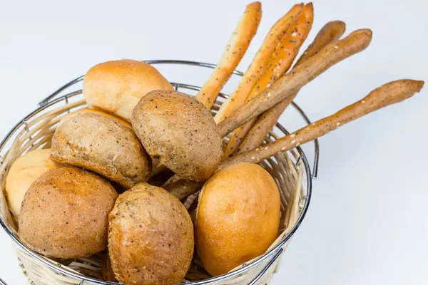 Pão caseiro em cesta de vime — Fotografia de Stock