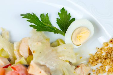 Haşlanmış yumurta ve maydanoz salatası