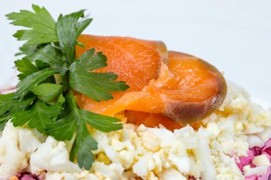 Yeşil maydanoz ile kırmızı balık dilimlenmiş