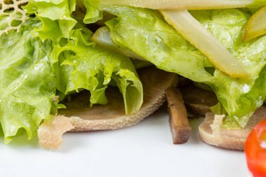 Sığır dili, mantar ve yeşil salata