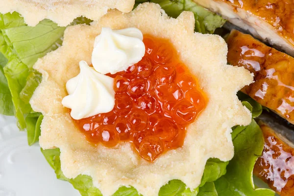 Gambar tartlet dengan kaviar merah, salad dan ikan — Stok Foto