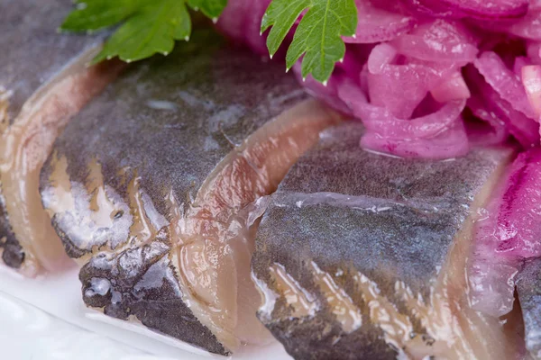 红洋葱，欧芹和腌鲱鱼 — 图库照片