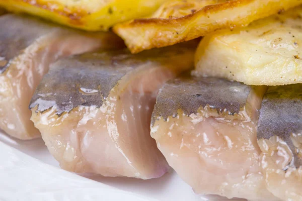 Kentang goreng dengan potongan ikan haring — Stok Foto