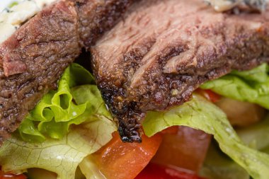 Orta pişmiş sebze ile sığır