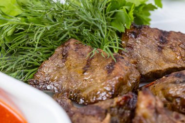 Barbekü sığır eti ve yeşil maydanoz