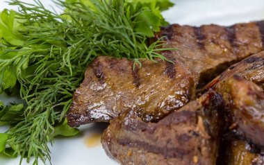 Barbekü ızgara et ve yeşil maydanoz