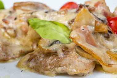 Sığır eti ve mantar salatası