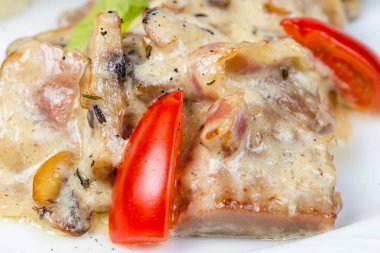 Mantar, sığır eti ve sebze salatası