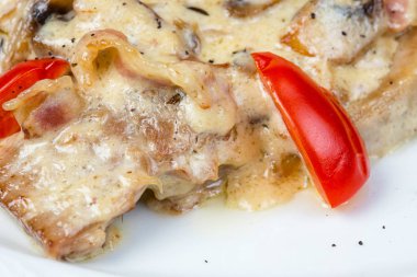 Mantar, sığır eti ve kiraz domates salatası