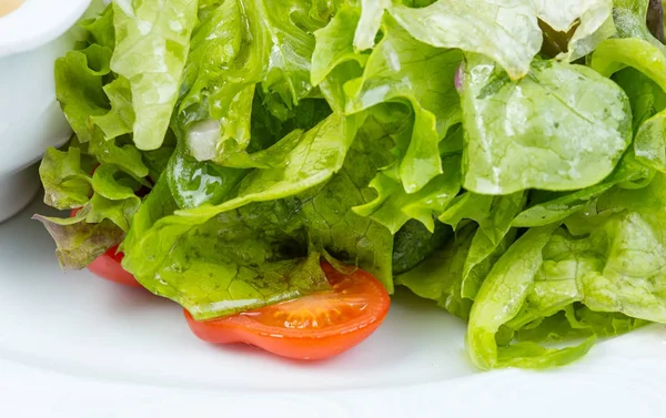 Salada vegetariana verde com cereja de tomate — Fotografia de Stock