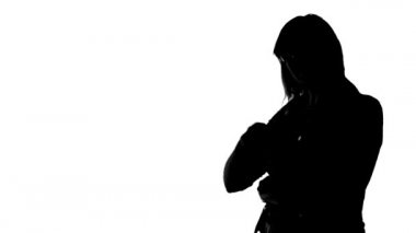 Bir şey gösterilen kadın silüeti