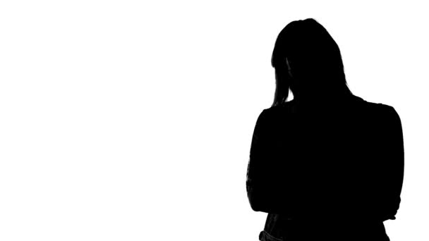 Silhouette einer Frau, die für etwas wirbt — Stockvideo