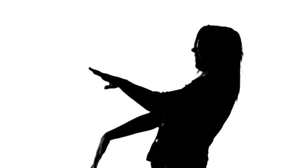 Счастливая танцующая женщина с наклонной спиной — стоковое видео