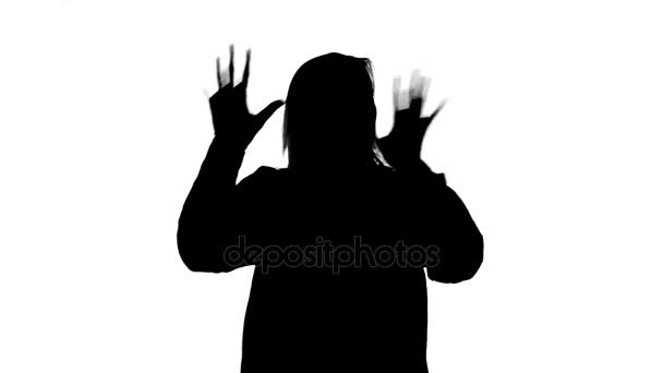 Silhouette di donna danzante felice con palme — Video Stock