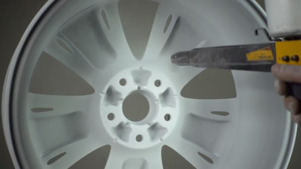 Pulverlackering av auto hjul — Stockvideo