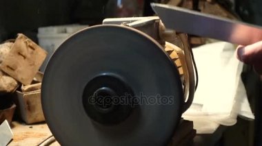 Çalışan adam ve taşlama tezgahı