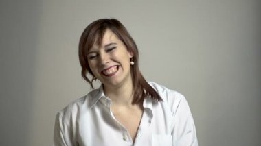 Kulise fotoğraf oturumunda modeli gülümseyen