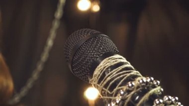 Kırmızı dudaklar şarkı kızla