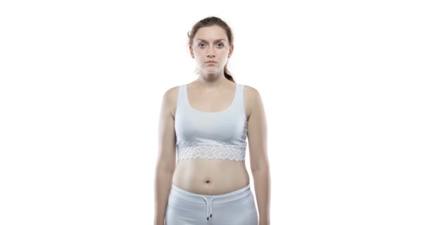 Mulher grávida caucasiana com barriga nua — Vídeo de Stock