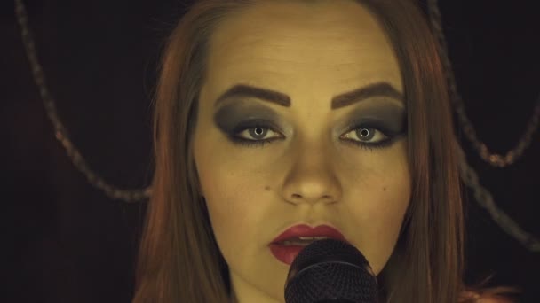 Şarkı söyleyen şarkıcı kız mikrofon ile — Stok video