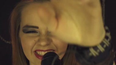 Şarkı kaya kız mikrofon ile