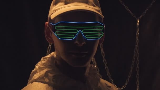 Jeune homme en lunettes néon 