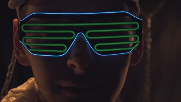 Mannen i neon glasögon — Stockvideo