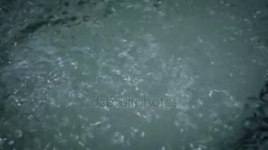 Sıcak jakuzide mavi su